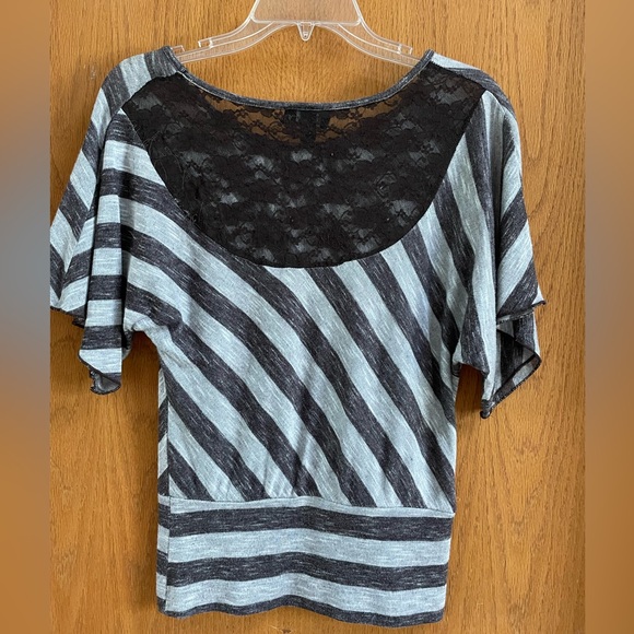 Cute top - Picture 2 of 3